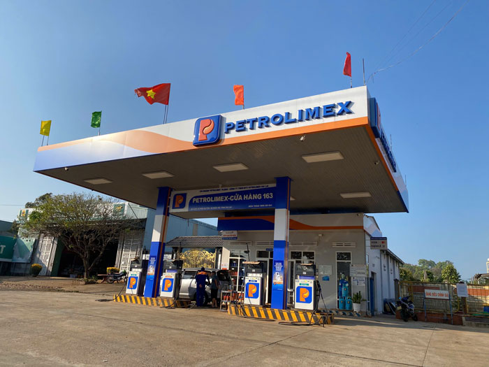 Rising gasoline and oil prices, temporarily stopping sales through cans and drums, have also caused drivers of construction and agricultural production projects in Gia Lai to struggle. Photo: Thanh Tuan