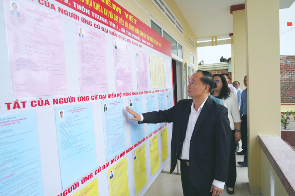 Ông Thái Đại Ngọc kiểm tra công tác chuẩn bị bầu cử tại phường Quy Nhơn Bắc. Ảnh: Hoài Phương