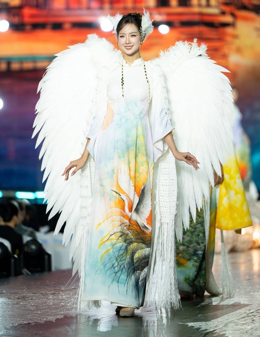 Hoa hậu Bảo Ngọc trình diễn. Ảnh: Nhà thiết kế.