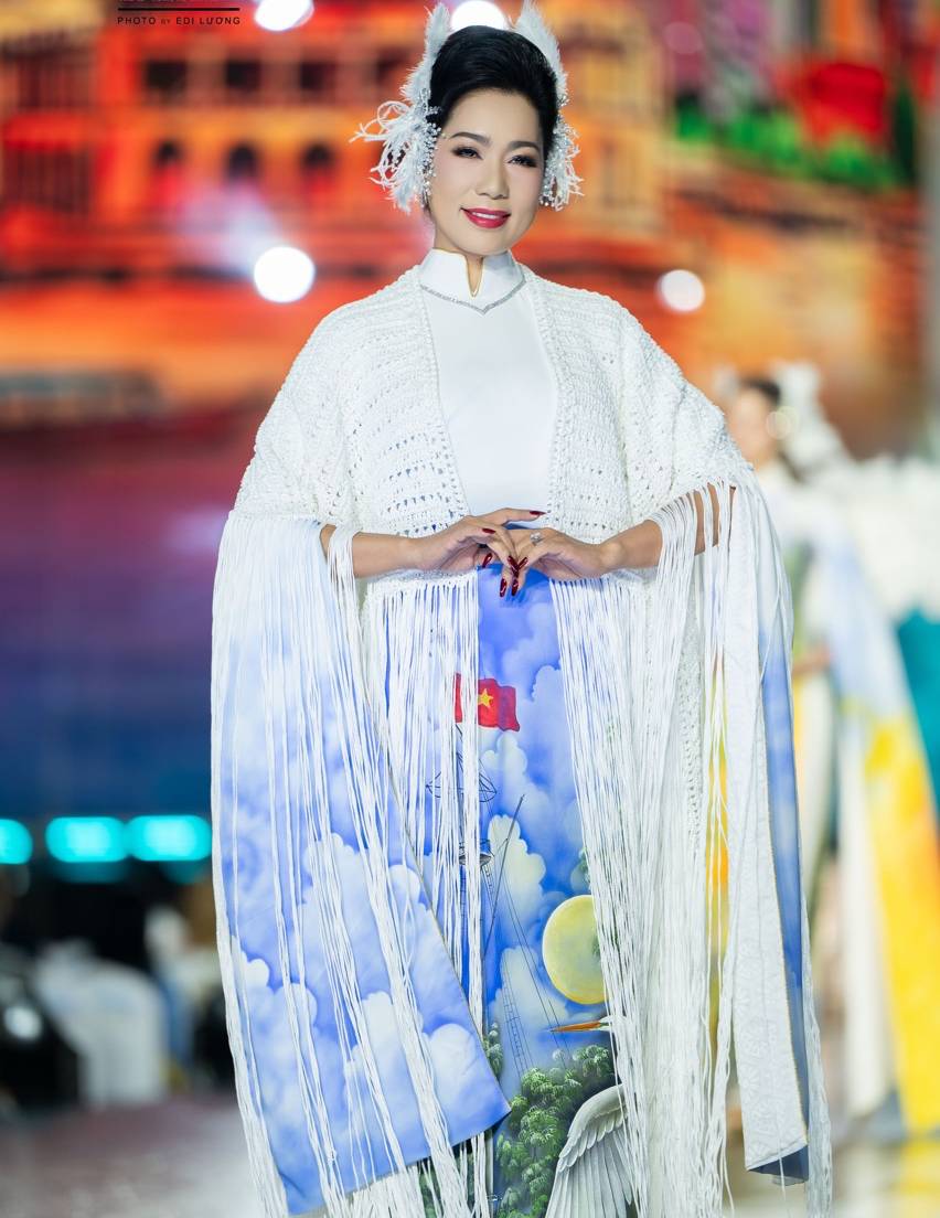 NSND Trịnh Kim Chi diện áo dài của Việt Hùng. Ảnh: Nhà thiết kế.