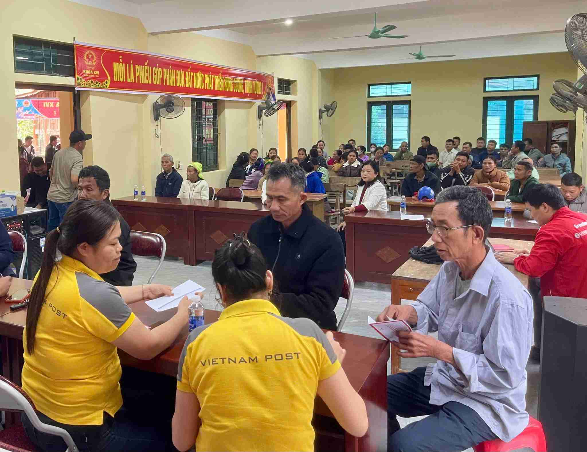 Distributing support money to people affected by storm No. 3 in Luong Minh commune, Nghe An province. Photo: Ngoc Anh