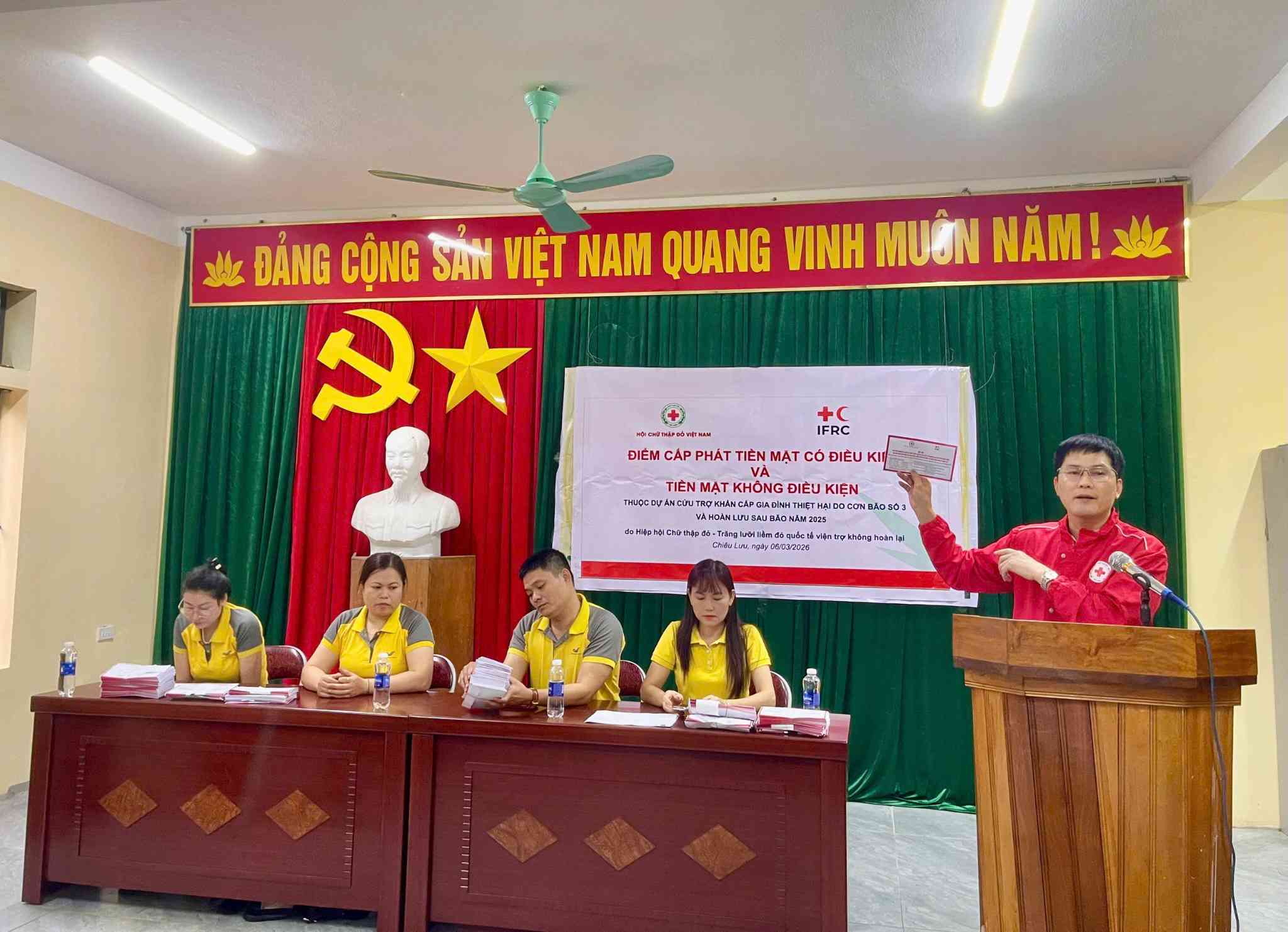 Điểm cấp phát tiền hỗ trợ cho các hộ dân bị thiệt hại do bão số 3 tại xã Chiêu Lưu, tỉnh Nghệ An. Ảnh: Ngọc Anh 