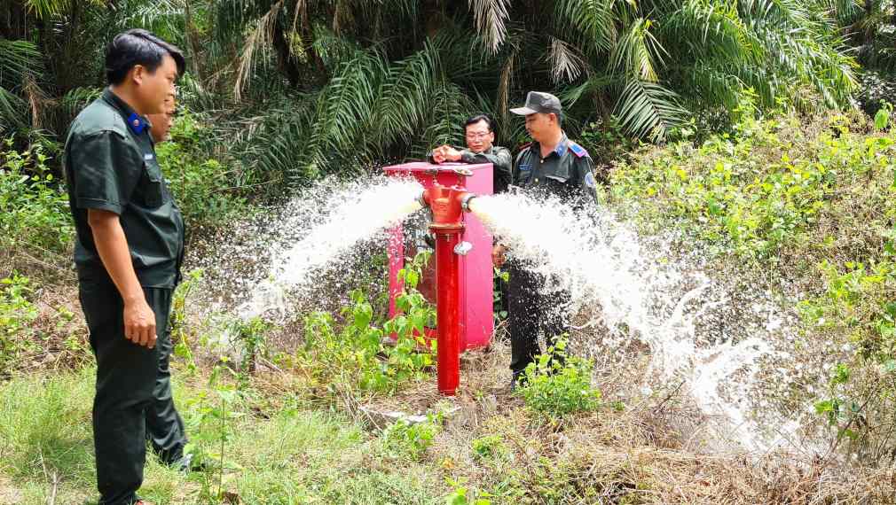 Inspecting the water system serving forest fire prevention in the dry season of 2026 in Ca Mau. Photo: Nhat Ho.