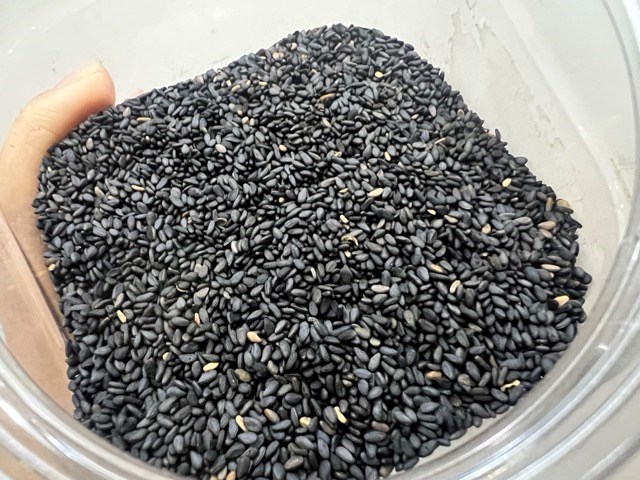 Black sesame seeds help support and stimulate hair growth effectively. Photo: Huong Son