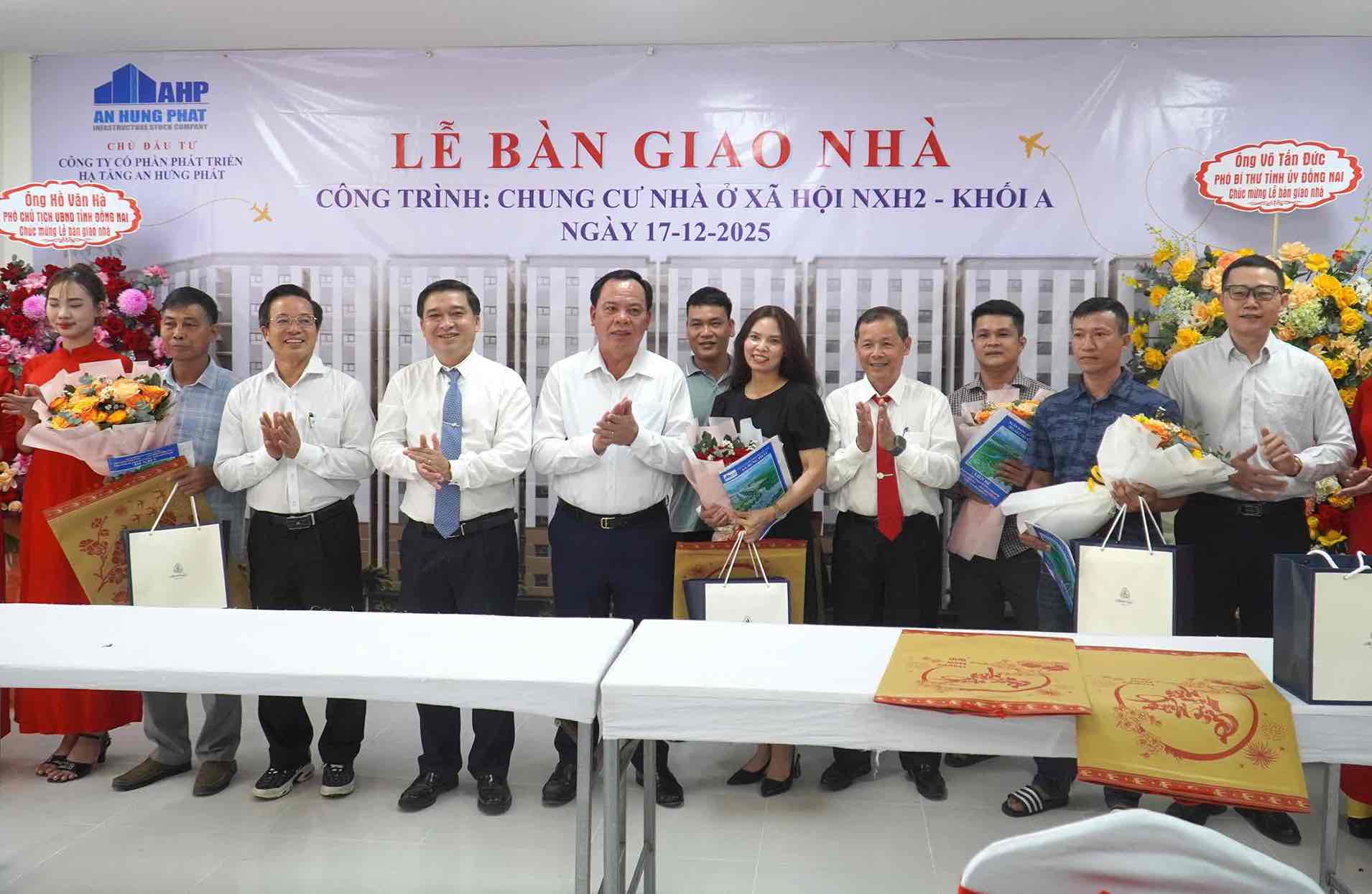 Leaders of Dong Nai province attend the handover ceremony for the first citizens in block A, Phuoc Tan ward social housing apartment project. Photo: HAC