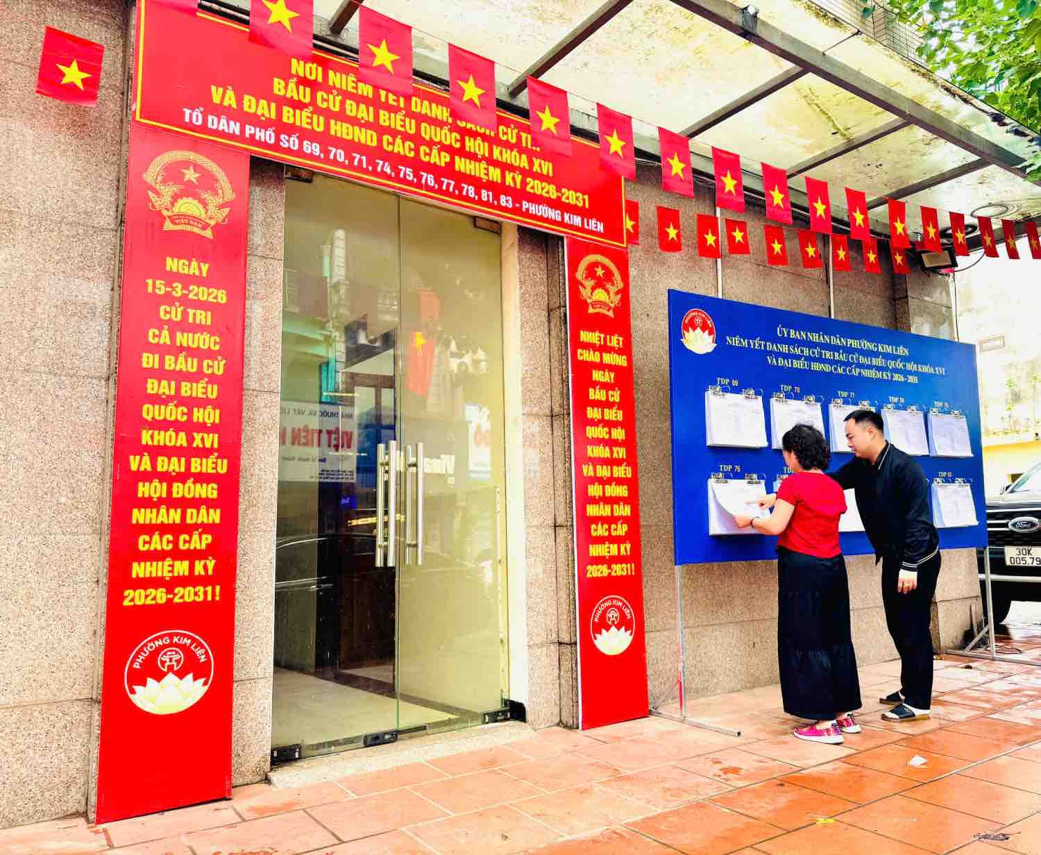 Citizens who are absent for a long time but have not declared temporary absence, the commune-level People's Committee still has to put their names on the voter list for them to vote. Photo: Thien Huy