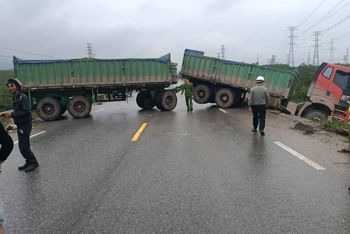 Scene of a serious traffic collision that killed 2 women on motorbikes. Photo: Duc Tuan