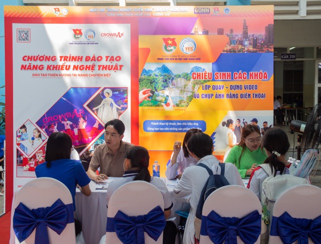 Students are directly exchanged with enrollment units to better understand their needs and the labor market. Photo: Huynh Linh