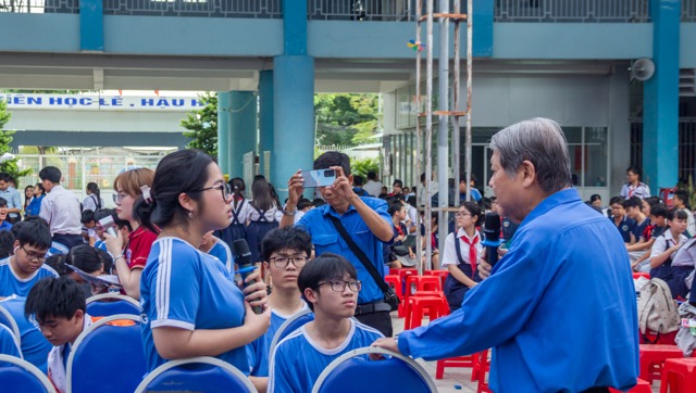 Các chuyên gia giải đáp thắc mắc của học sinh trực tiếp trong Ngày hội “Hướng nghiệp, Tuyển sinh” lần thứ 14. Ảnh: Huỳnh Linh 
