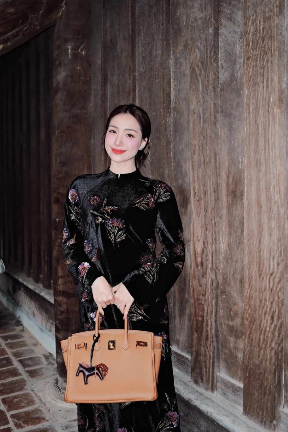 Hòa Minzy sở hữu túi hiệu Hermès đắt tiền. Ảnh: Cắt từ video.