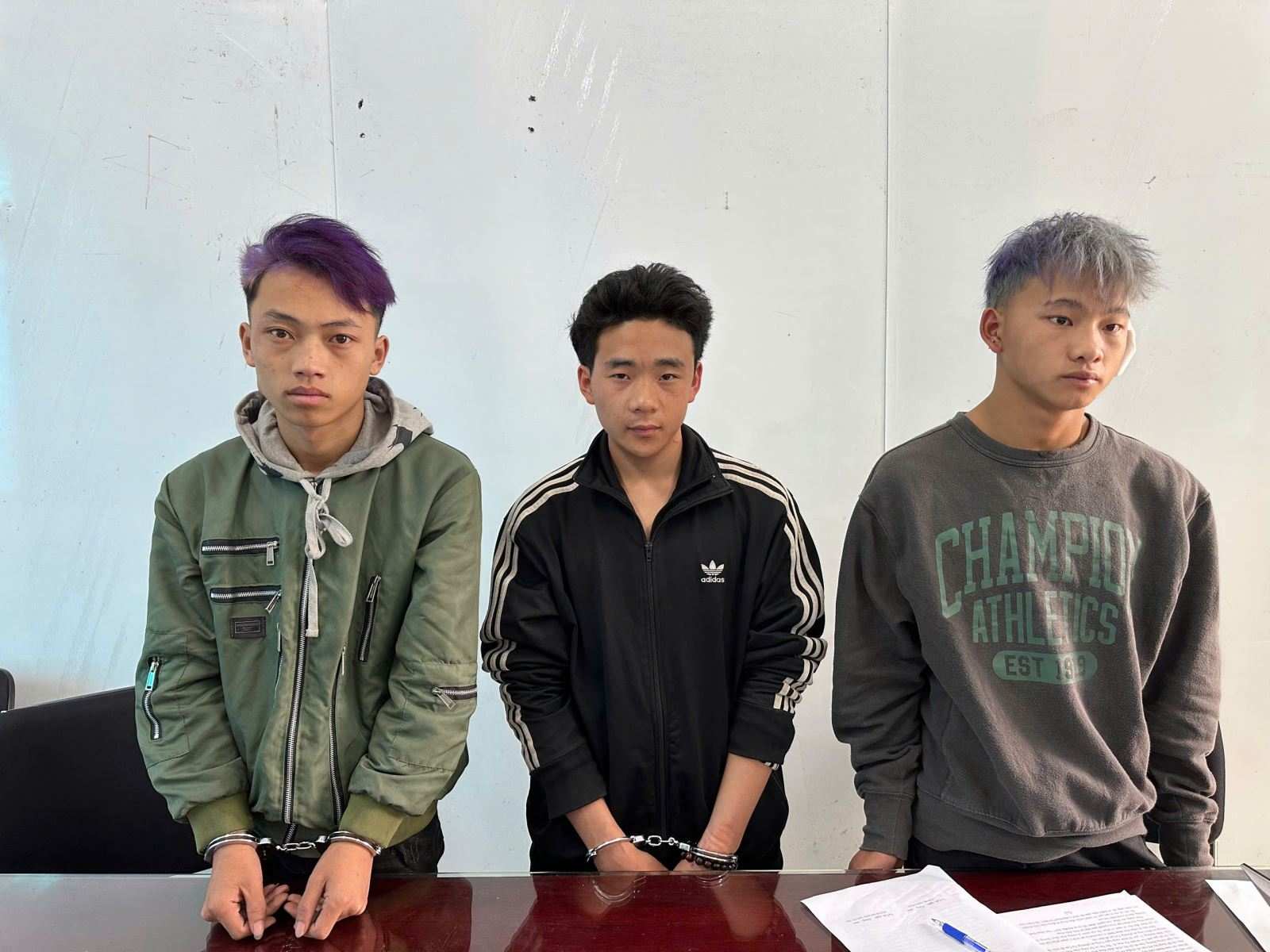 3 đối tượng từ trái qua phải gồm: Tráng Mí Na; Ly Mí Chứ và Ly Mí Sá tại cơ quan Công an. Ảnh: Công an phường Tự Lạn, tỉnh Bắc Ninh

