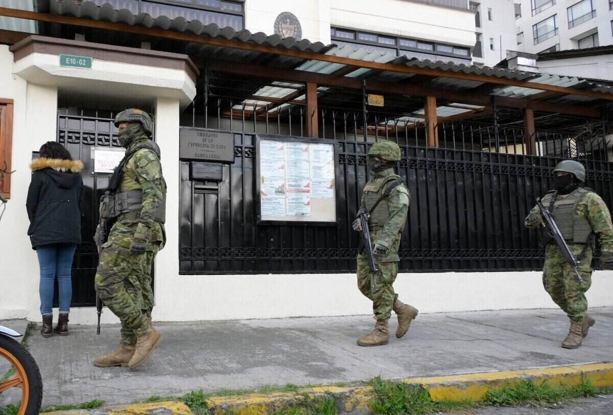 Soldados ecuatorianos patrullan frente a la Embajada de Cuba en Quito el 4 de marzo. Foto: AFP