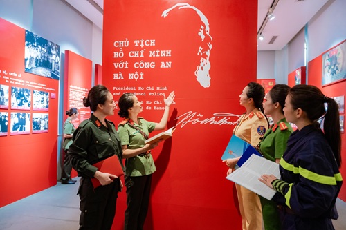 Công an Hà Nội ban hành quy tắc ứng xử với 5 giá trị cốt lõi của người Công an Thủ đô. Ảnh: CAHN