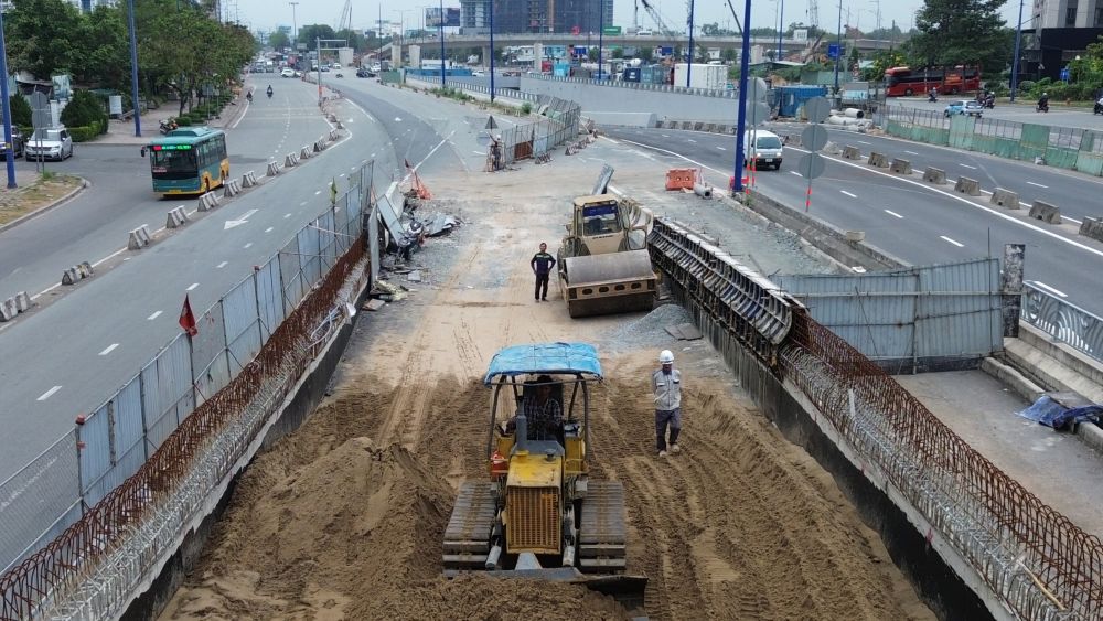 Công tác đan thép và đổ bê tông 2 phần đường dẫn lên cầu ở hai đầu tuyến đang được khẩn trương thực hiện. Ảnh: Hồ Anh Tú