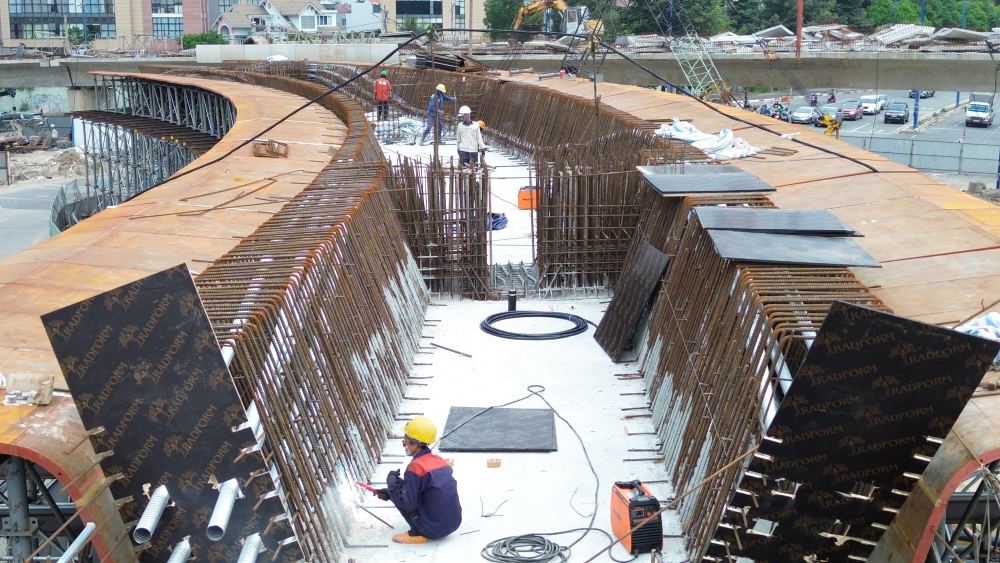   Nhánh cầu N4 (hướng từ Đồng Văn Cống rẽ phải ra Mai Chí Thọ) chạy song song với nhánh N3 cũng đang được dồn lực thi công để sớm “về đích“. Ảnh: Anh Tú