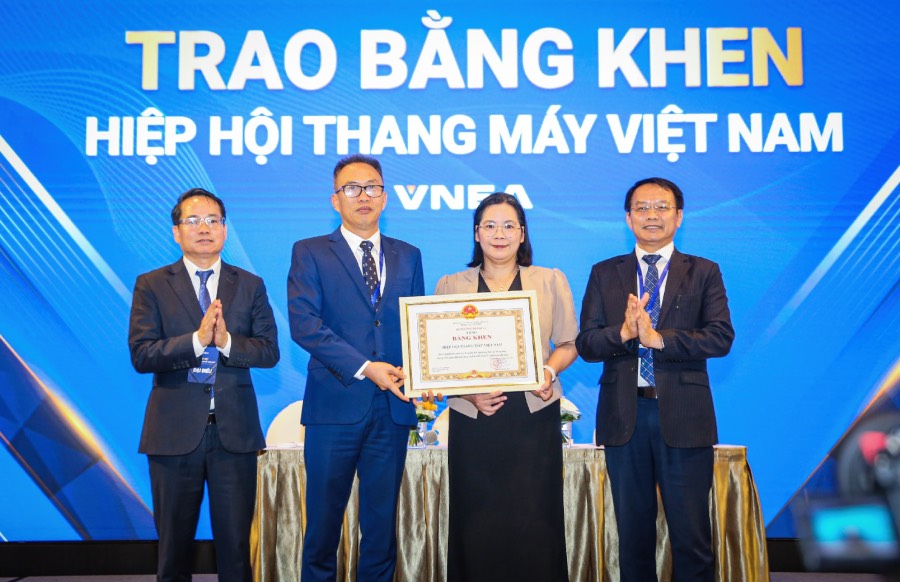 Hiệp hội thang máy Việt Nam nhận bằng khen từ Bộ Nội vụ. Ảnh Tùng Thu