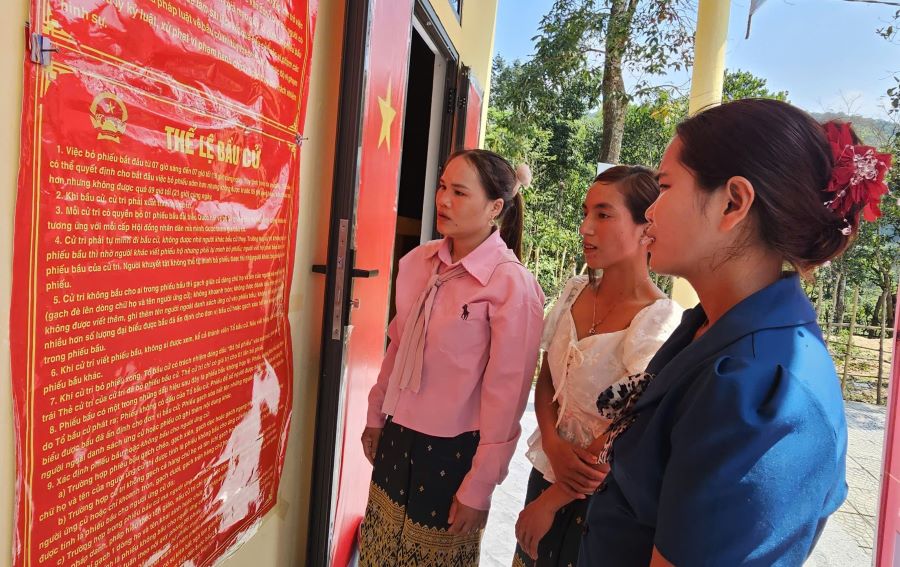People at the early election site in Truong Son commune are clearly explained about the election regulations. Photo: Manh Ha