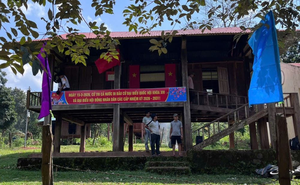 Không khí của ngày bầu cử xuất hiện ở những ngôi nhà sàn ở bản làng Trường Sơn. Ảnh: Mạnh Hà