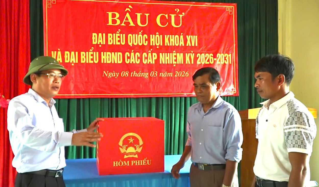 Sẵn sàng để cử tri bỏ phiếu bầu cử sớm. Ảnh: Mạnh Hà