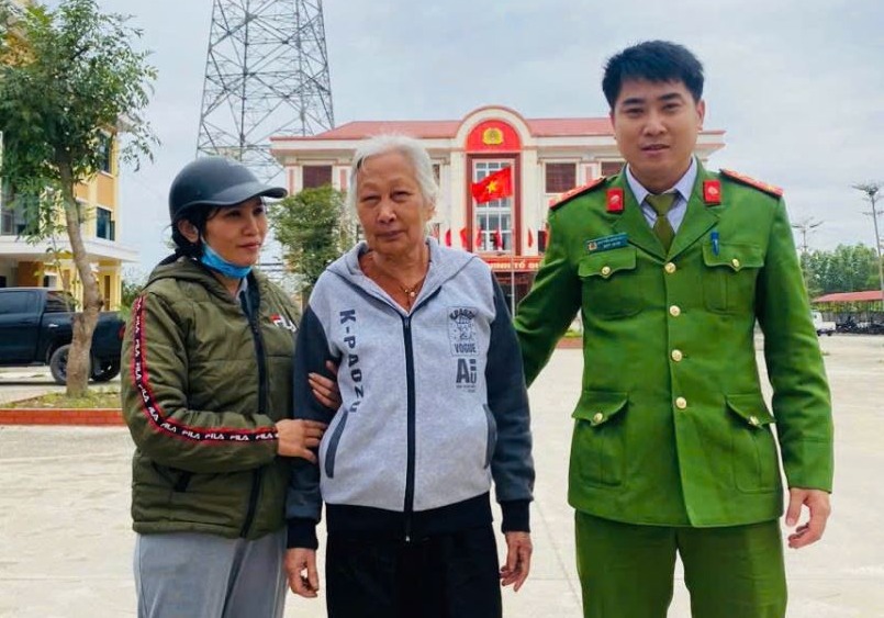 Dong Cuu Commune Police, Bac Ninh province has coordinated to guide the family to welcome Ms. Phich home safely. Photo: Dong Cuu Commune Police