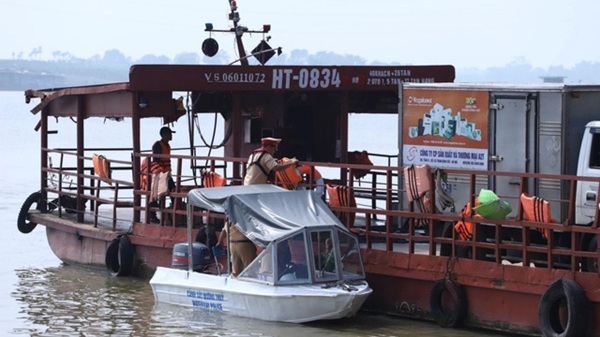 Hà Nội siết kiểm tra tàu thuyền, thiếu áo phao có thể bị đình chỉ hoạt động. Ảnh: Hữu Long