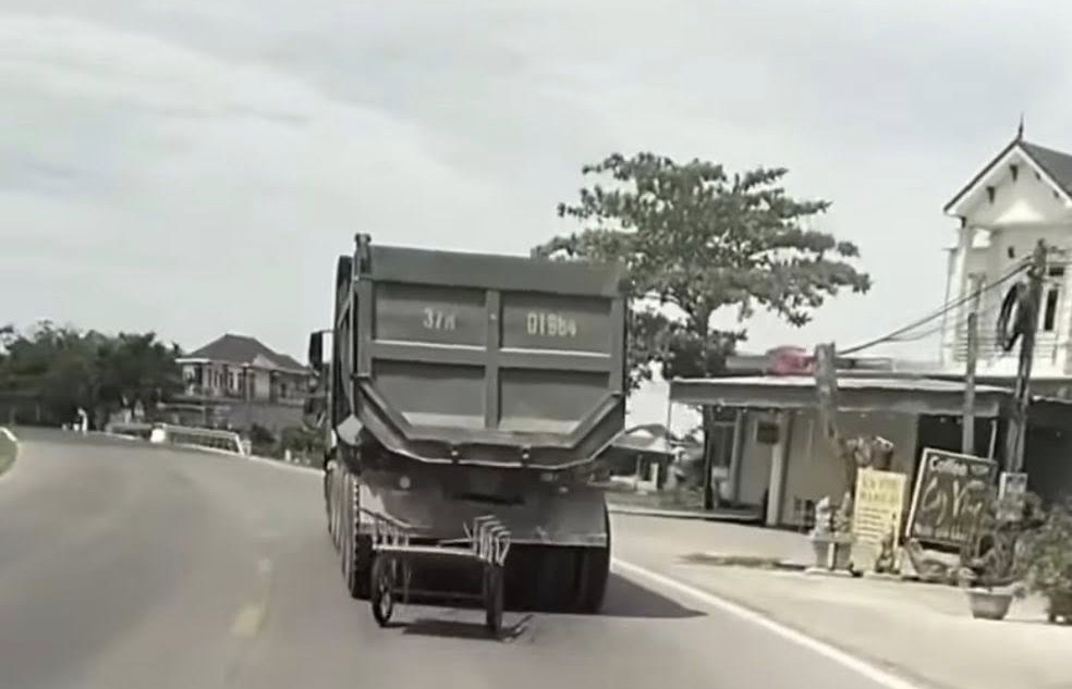 Ô tô đầu kéo biển kiểm soát 37H-095.10 kéo theo rơ moóc biển kiểm soát 37R-019.84, đồng thời kéo thêm một xe tự chế phía sau. Ảnh: Ngọc Anh