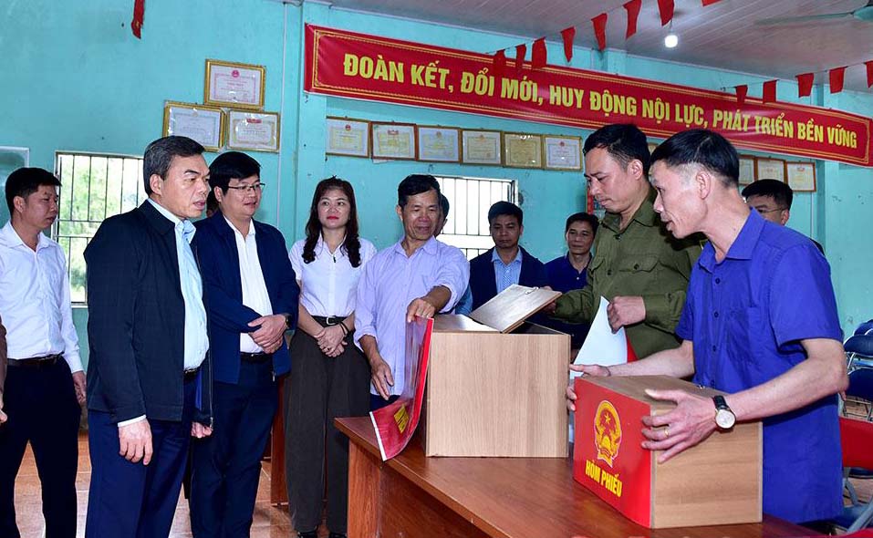 Lãnh đạo MTTQ tỉnh Tuyên Quang kiểm tra công tác chuẩn bị bầu cử tại các xã trên địa bàn. Ảnh: Lý Thịnh.