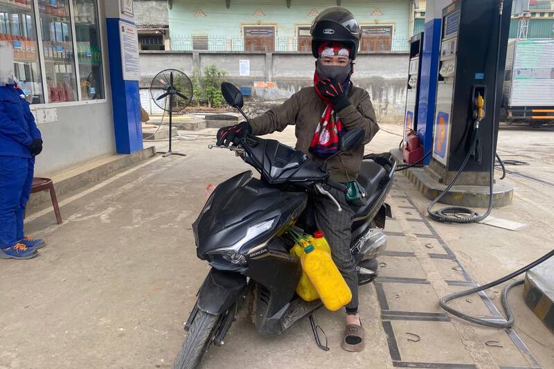 Nhiều người dân khu vực Chiềng Pấc, xã Thuận Châu mang can, dụng cụ đựng nhưng cửa hàng xăng dầu từ chối bán. Ảnh: Trường Sơn