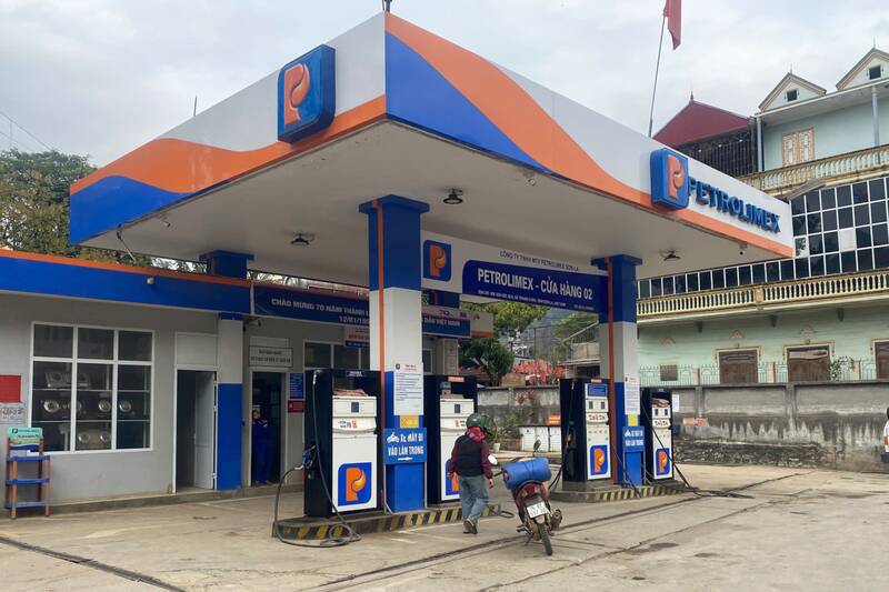 Chị N, bản Thẳm, xã Thuận Châu đi hai cây xăng dầu cánh nhau 10 km nhưng vẫn không mua được dầu bằng can chứa. Ảnh: Trường Sơn