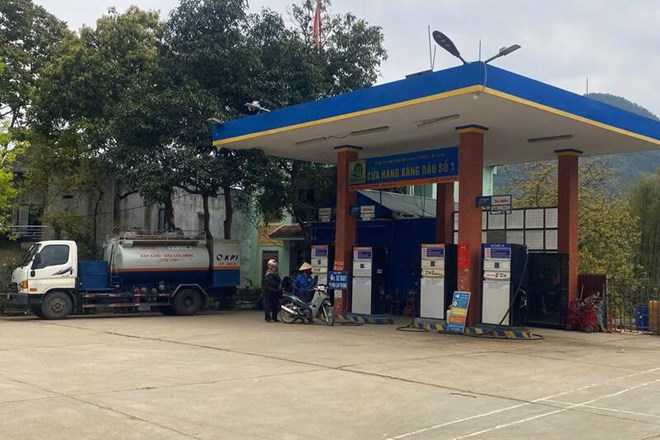 Nhiều cây xăng ở Sơn La bán khống chế dưới 50.000 đồng/xe máy
