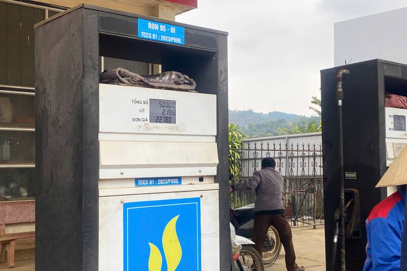 Cửa hàng xăng dầu PV Oil Thanh Nga (đội Kiến Xương, xã Bình Thuận) bán khống chế số lượng xăng, dầu và không bán vào can, dụng cụ chứa. Ảnh: Trường Sơn (chụp 13h00,  7.3)