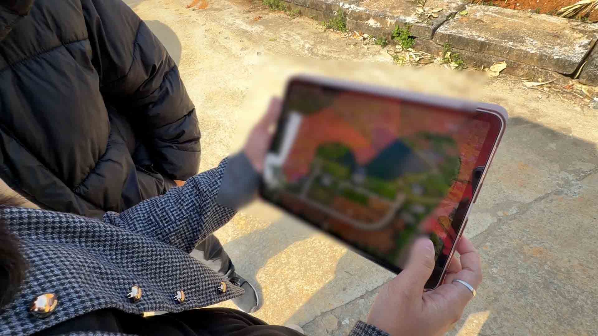 Thủy và Long dẫn phóng viên đi xem trực tiếp các lô đất tại khu vực hồ Yên Bài (xã Yên Bài, Hà Nội). Ảnh: NHÓM PV