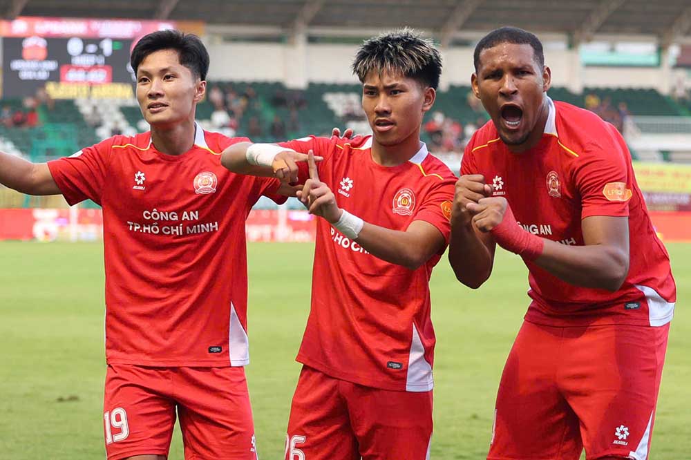 Ngo Dang Khoa (middle) scores the only goal to help Ho Chi Minh City Police beat Hoang Anh Gia Lai. Photo: Dinh Vien