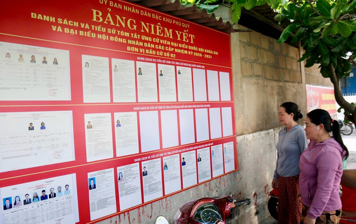 Cử tri xem danh sách các ứng cử viên. Ảnh: Duy Tuấn 