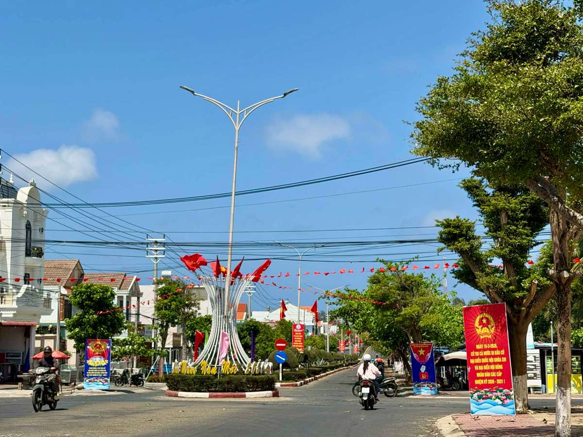 Các tuyến đường ở Đặc khu Phú Quý tràn ngập cờ và khẩu hiệu về ngày bầu cử. Ảnh: Bích Dung