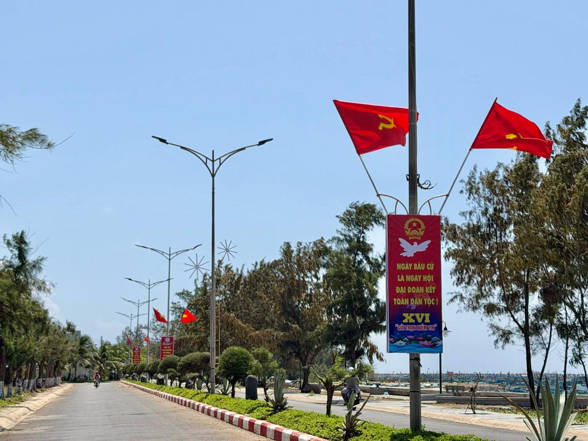 Không khí rộn ràng chuẩn bị cho bầu cử ở Đặc khu Phú Quý. Ảnh: Duy Tuấn 
