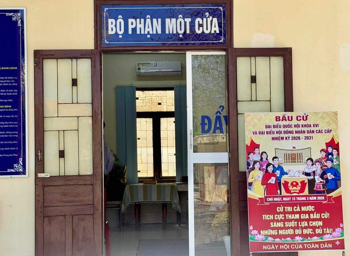 Tuyên truyền về ngày bầu cử ở Bộ phận một cửa của ủy ban. Ảnh: Duy Tuấn 
