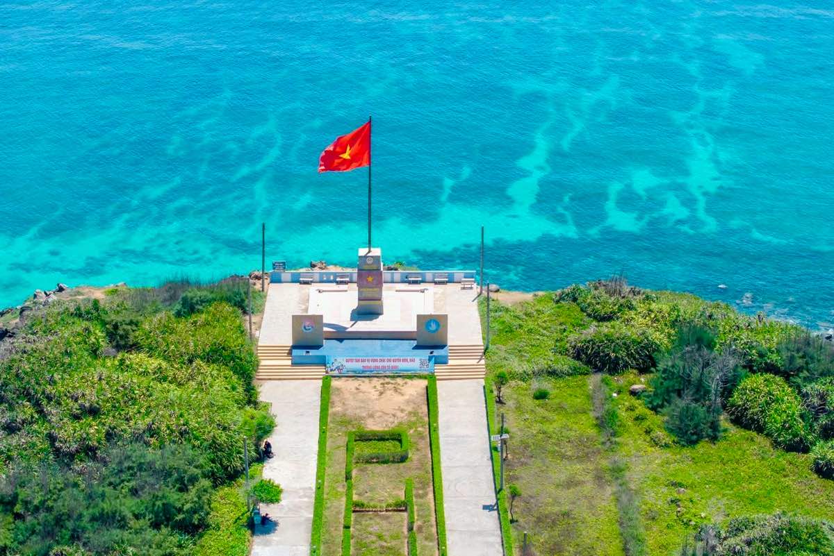 Cột cờ chủ quyền ở Đặc khu Phú Quý. Ảnh: Hữu Hiếu