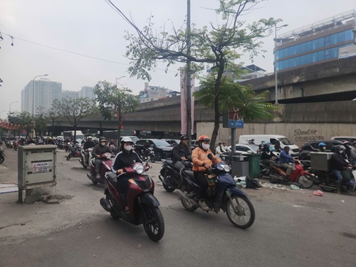 Hà Nội tái diễn xe máy tràn lên vỉa hè tại nhiều tuyến đường giờ cao điểm. Ảnh: Minh Hạnh 