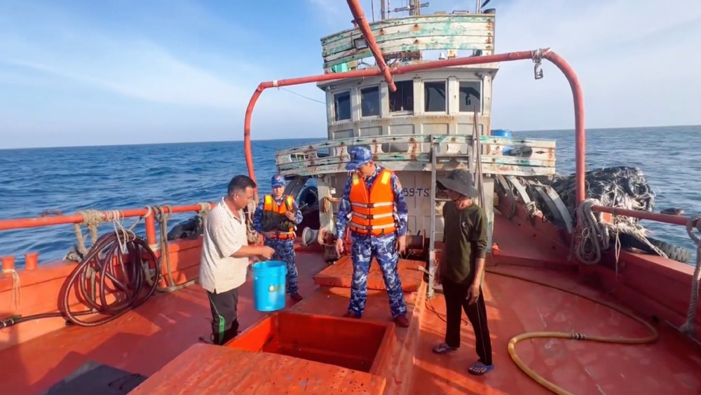 Fishing boat caught red-handed carrying more than 50,000 liters of illegal DO oil.