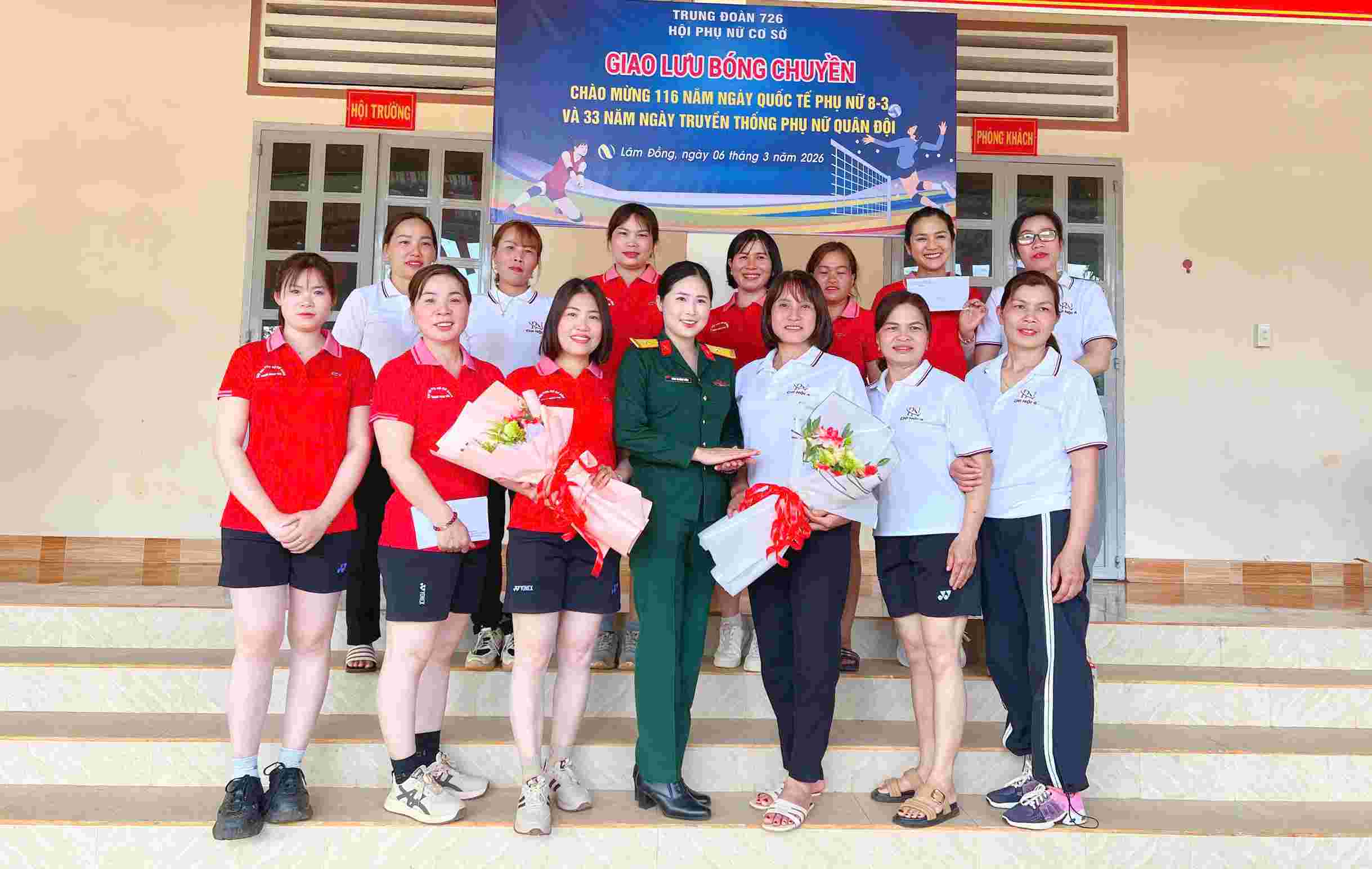 Thiếu tá Roãn Thị Hồng Thắm, Chủ tịch Hội Phụ nữ Trung đoàn 726 trao quà của Đảng ủy, Chỉ huy Trung đoàn tặng tập thể các chi hội tham gia giao lưu bóng chuyền chào mừng Ngày Quốc tế Phụ nữ 8.3. Ảnh: Linh Khôi