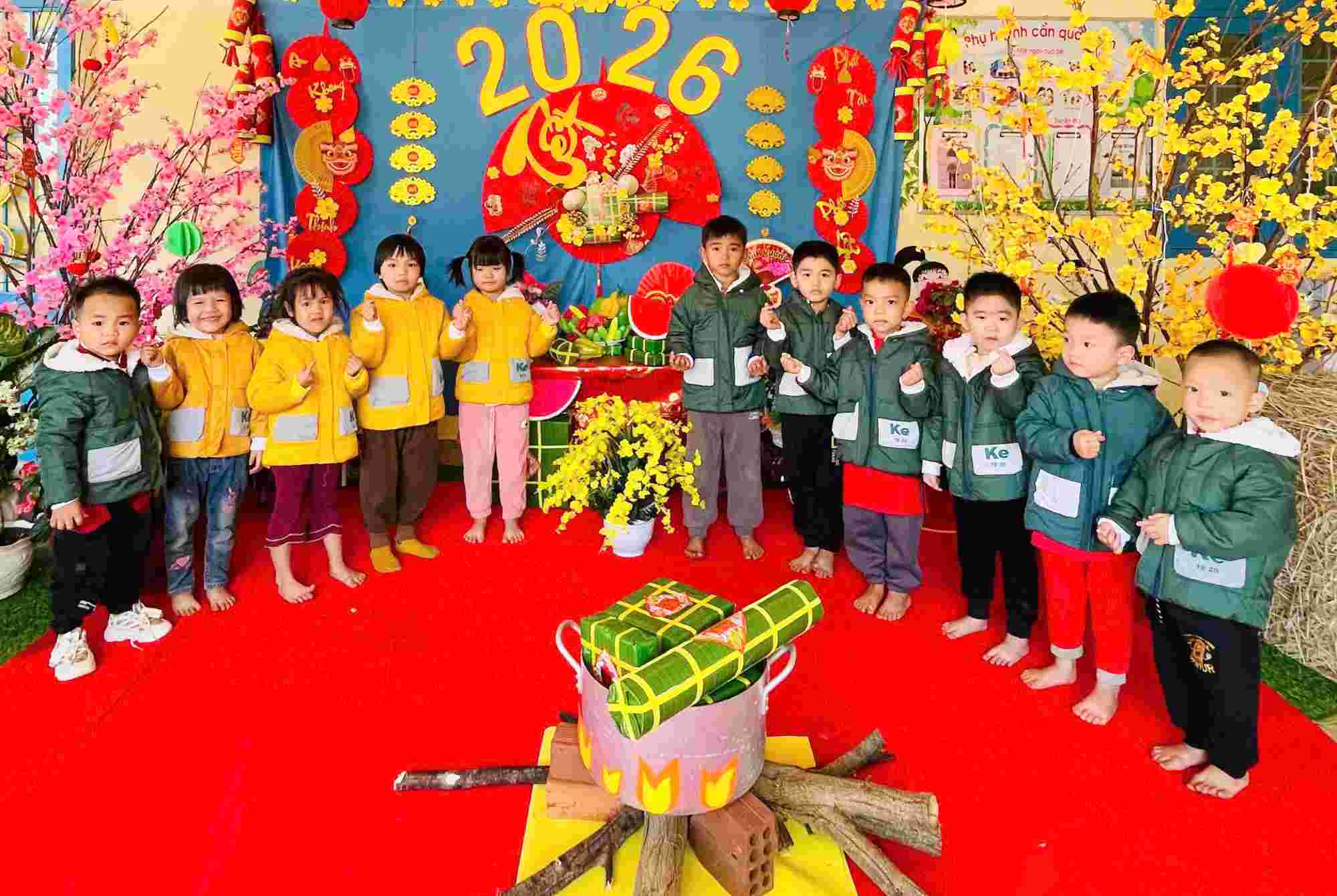 Hội phụ nữ Trung đoàn 726 phối hợp mạnh thường quân trao 200 áo ấm tặng các em Trường mầm non Sao Mai. Ảnh: Linh Khôi