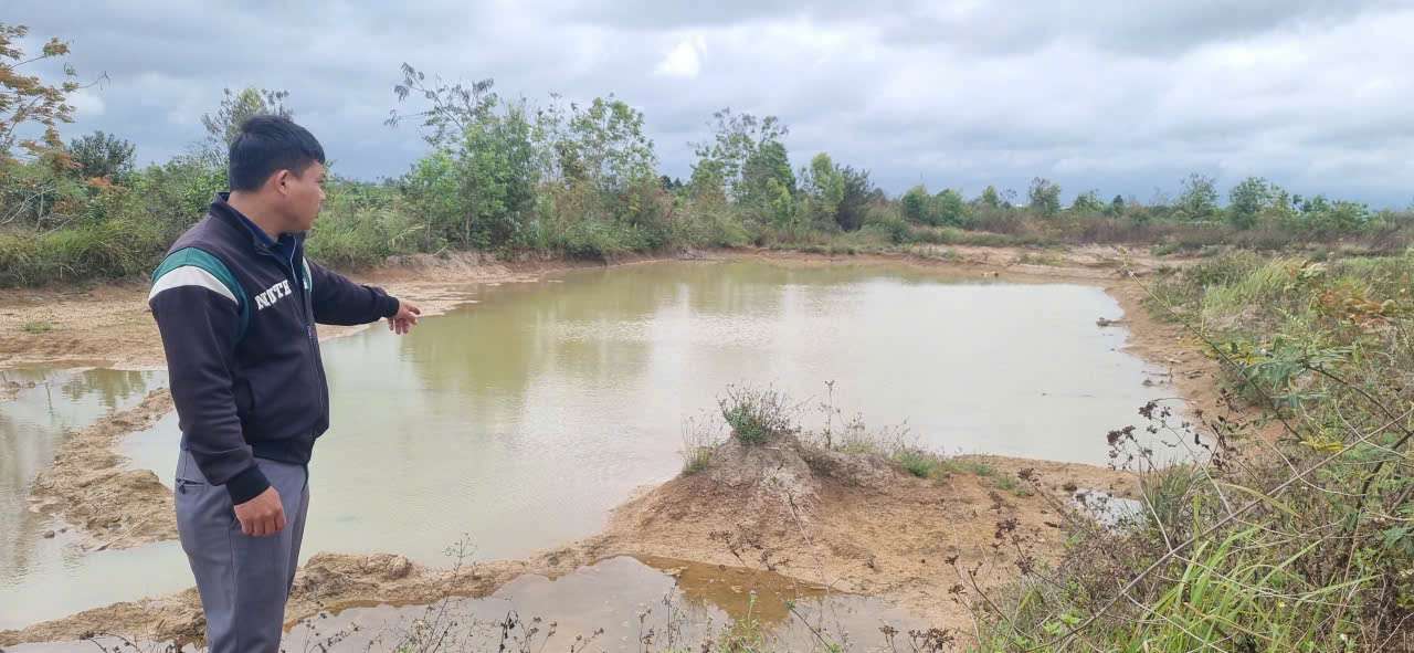 A man in Dak Lak returned from working far away and discovered that his family's field land had been stolen and turned into a pond. Photo: People provided