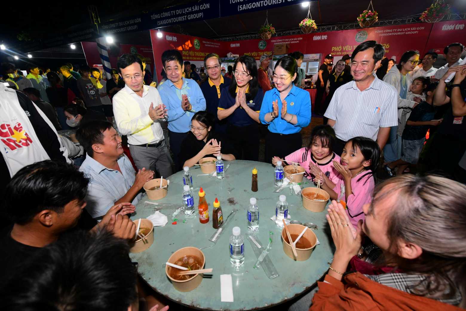 The "Loving Pho" program returns to workers in Bau Bang commune, Ho Chi Minh City. Photo: Quang Dinh