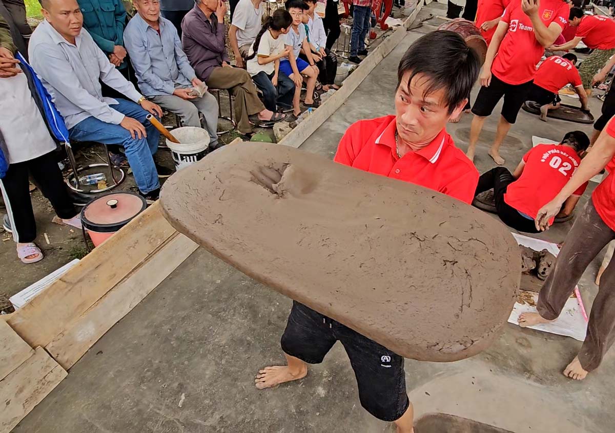 Gunners prepare to detonate earthen firecrackers at the 2026 Thai Mieu Nha Tran Festival organized by the Ha Long Bay - Yen Tu World Heritage Management Board. Photo: Doan Hung
