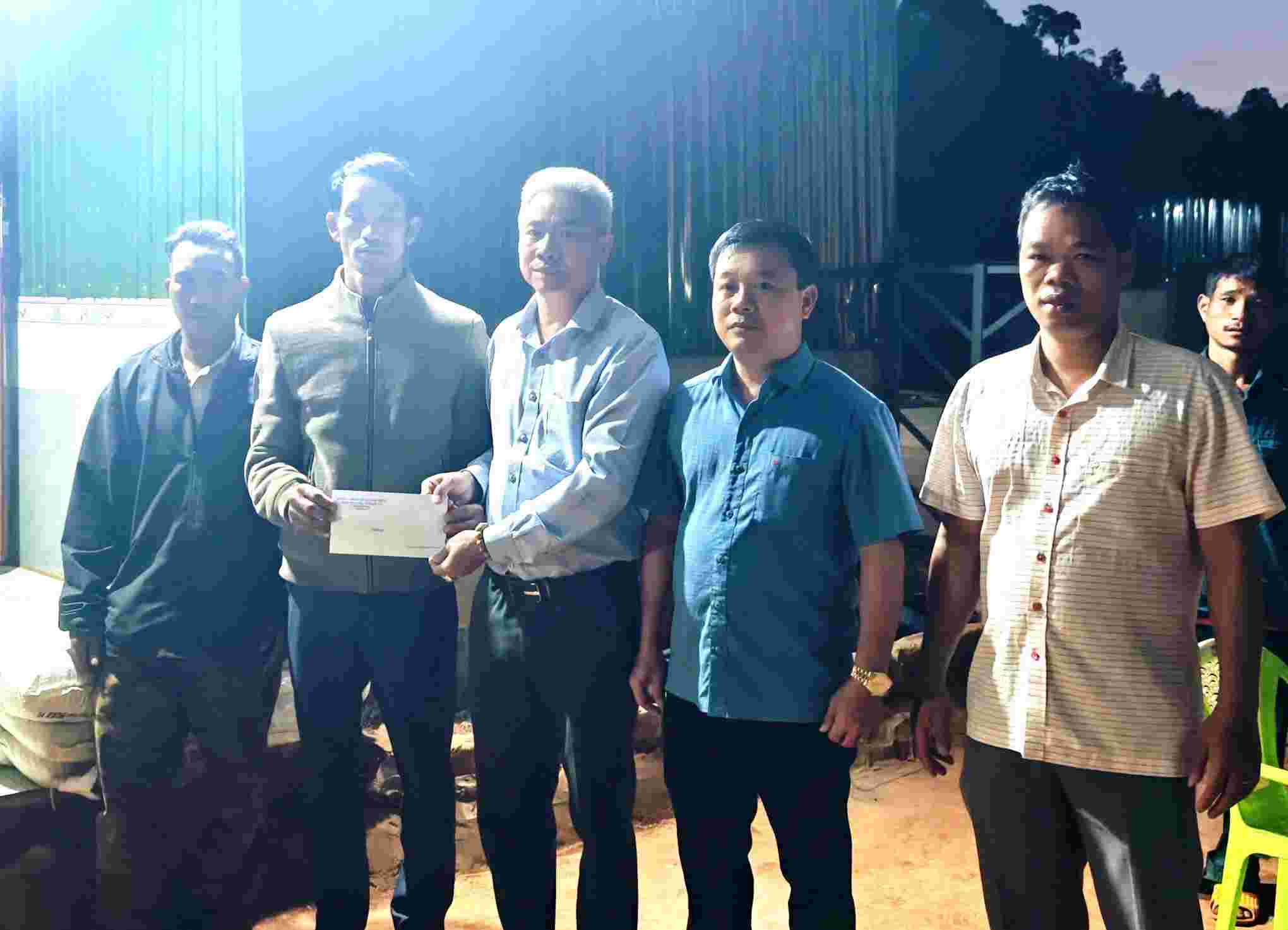 Local authorities visit the family of the drowned boy. Photo: Hong Hoa