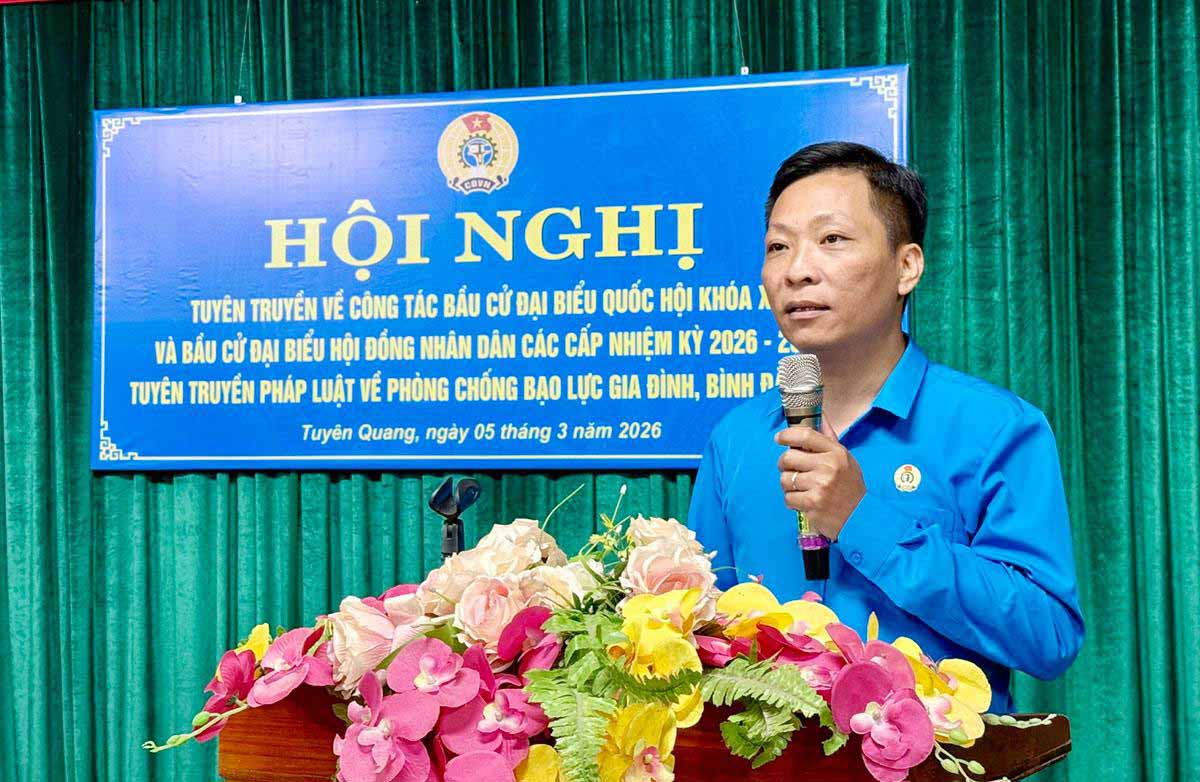 Ông Hà Trọng Vỹ - Phó Chủ tịch LĐLĐ tỉnh Tuyên Quang tuyên truyền về bầu cử cho đoàn viên, người lao động. Ảnh: Minh Thủy.