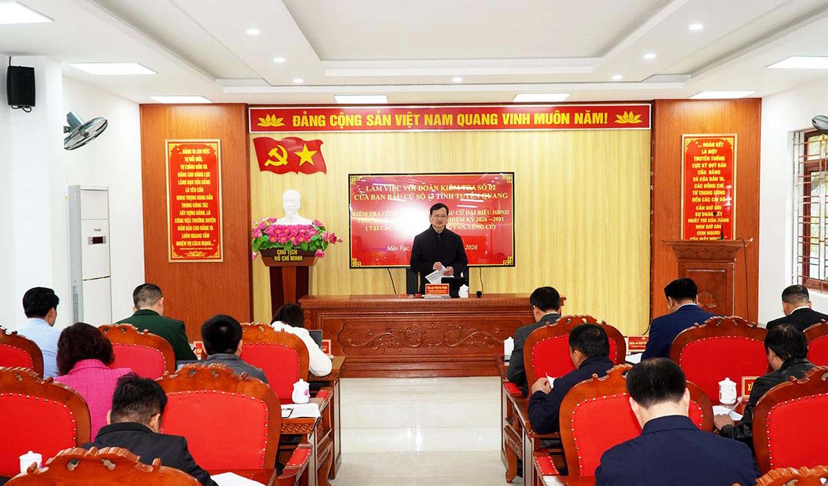 Lãnh đạo LĐLĐ tỉnh Tuyên Quang kiểm tra công tác bầu cử tại xã Mèo Vạc. Ảnh: Minh Chuyên.