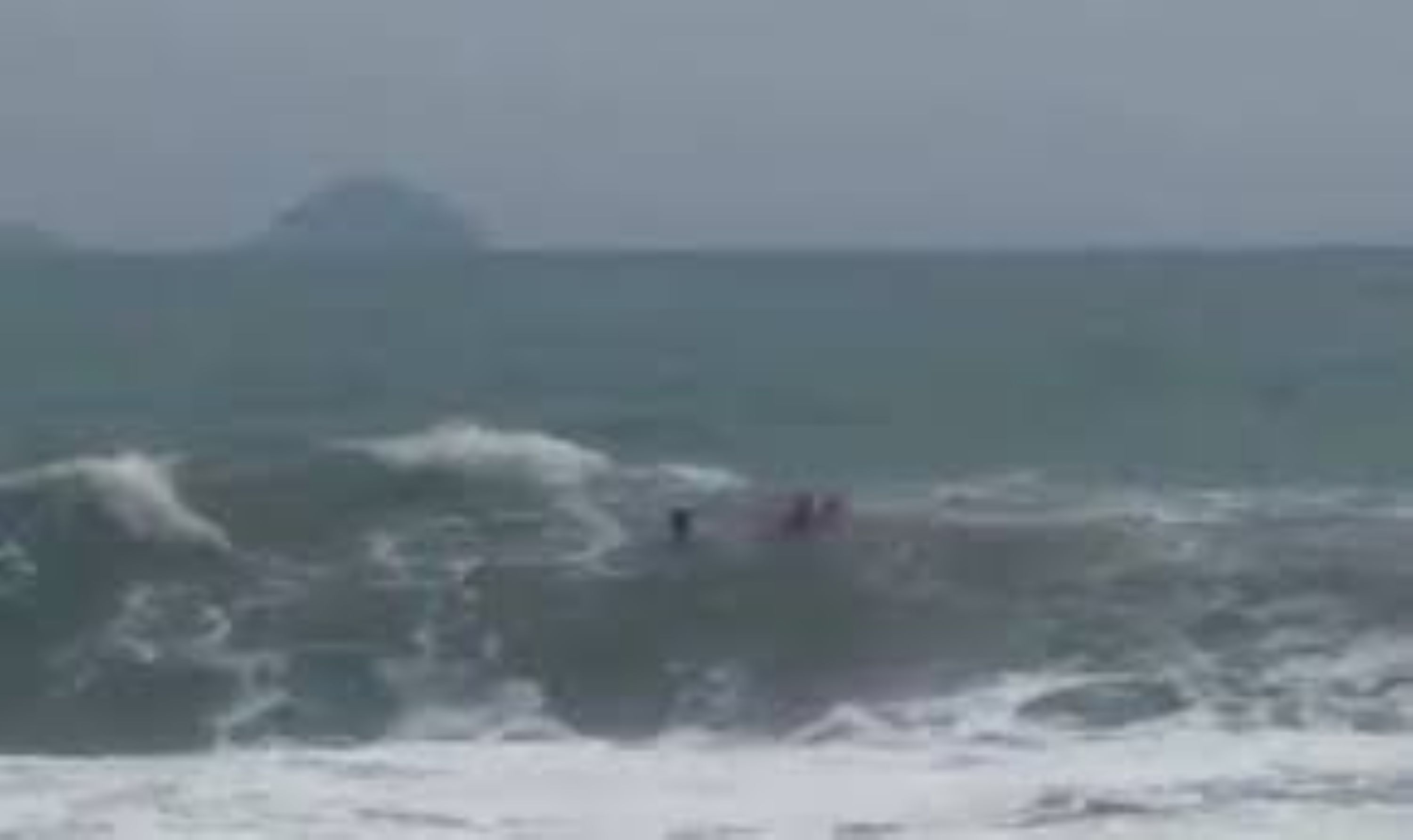 Waves swept away a 9-year-old boy while swimming in the sea in Dong Hai ward, Khanh Hoa province. Photo: Khanh Hoa