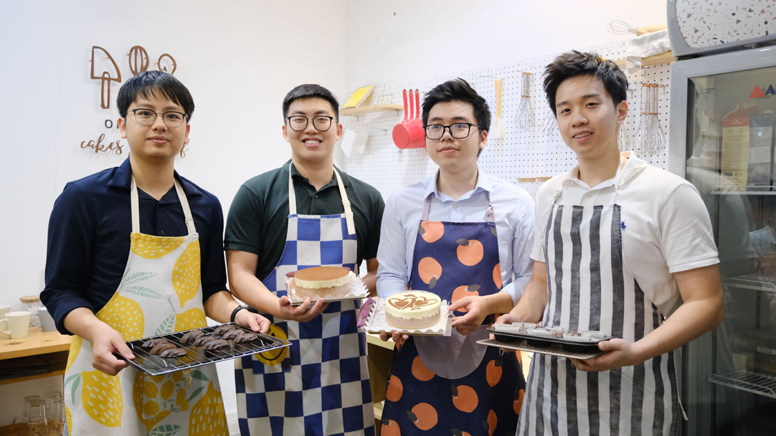 Những chiếc bánh tuy đơn giản nhưng chứa đựng nhiều tình cảm và sự trân trọng các các cánh mày râu dành cho các chị em đồng nghiệp. Ảnh: Mỹ Ly